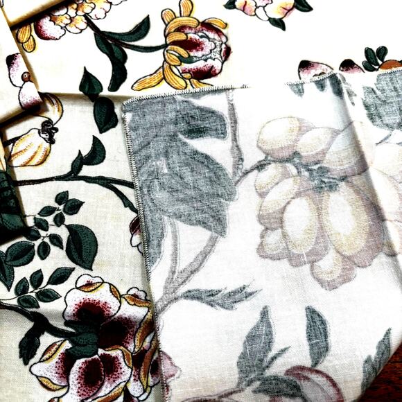 Cloth napkins set of 6 Jacobean style floral print on pale yellow cotton squares - Picture 4 of 6